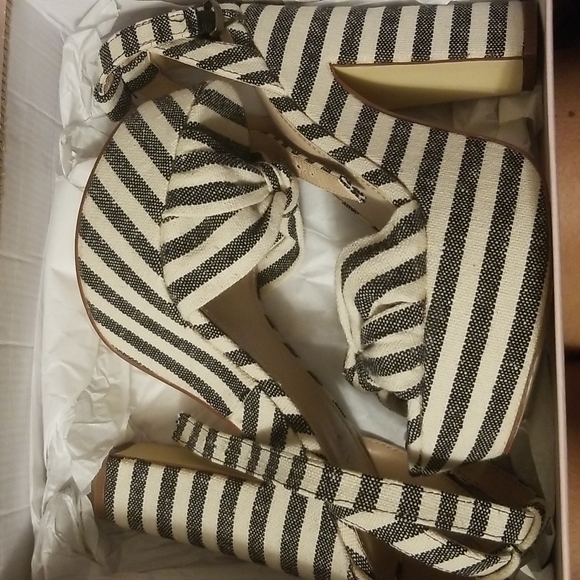 Shoes - Picture 2 of 7